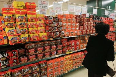 朝鮮半島局勢緊張引發韓國民眾搶購潮 超市飲用水與食品銷量激增